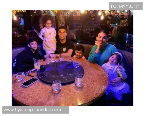 乔治娜分享迷你罗家族正装照颁奖礼上全家齐聚显温馨气氛