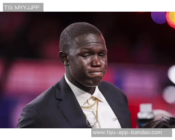 马卢阿奇生涯首秀表现亮眼4分钟内罚球1分并送出1次盖帽